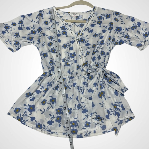 White blouse blue floral pattern by Sienna Sky lace trim short sleeves in XS - Picture 6 of 7